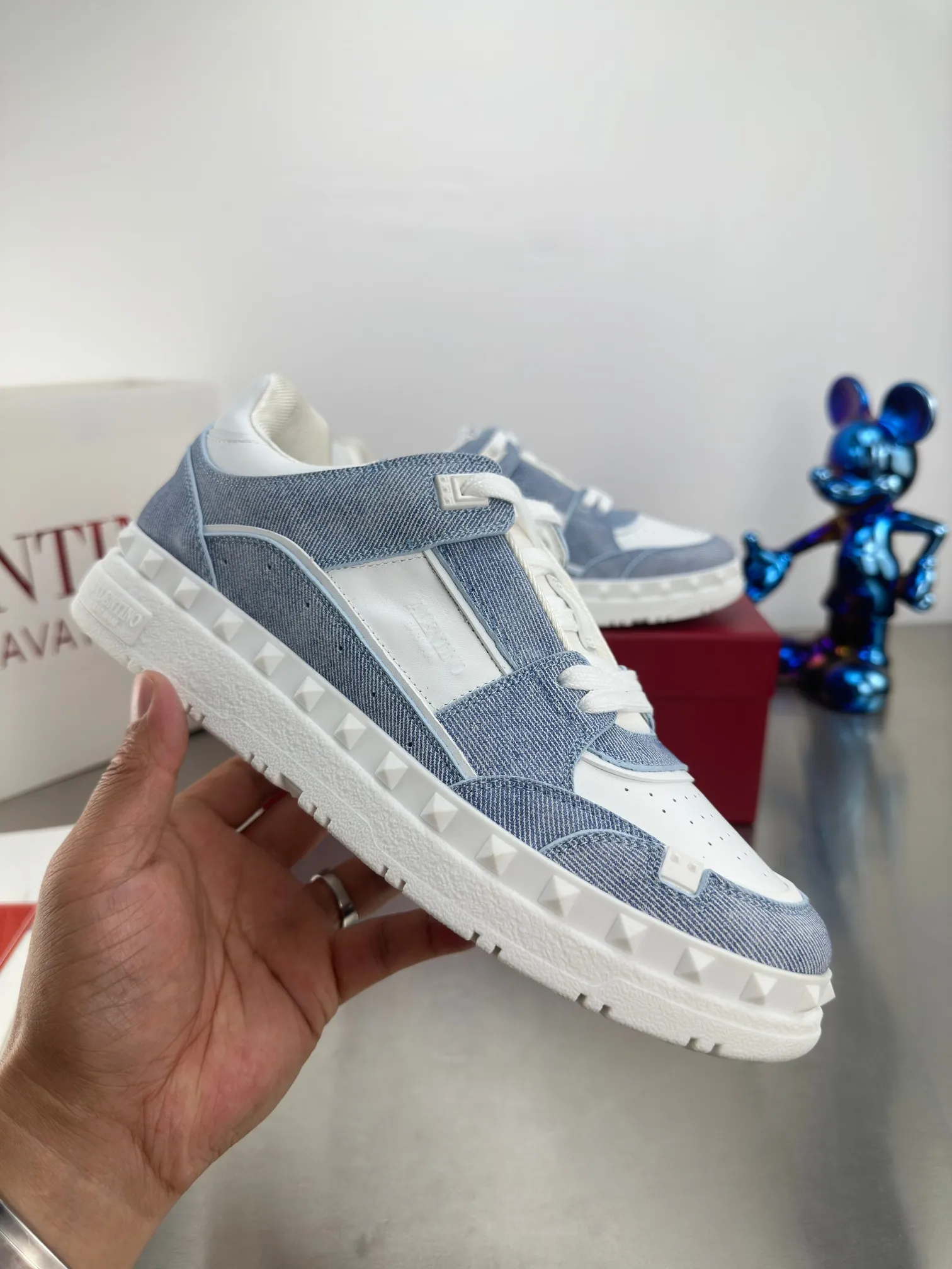 👟👟Ex-factory price 640👟👟 🔺Valentino🔺 Valentino VT 2024 early spring white shoes casual shoes! Top version!  Original 1:1 mold opening! Lasting + oil edge craftsmanship, classic splicing, fashionable and versatile, 🎁Full set of packaging at the same time at the counter. Fabric: Customized cowhide. Lining: Original breathable mesh. Outsole: Original TPU material outsole. Non-slip and wear-resistant. Size: Female 35-40! Male 39～45